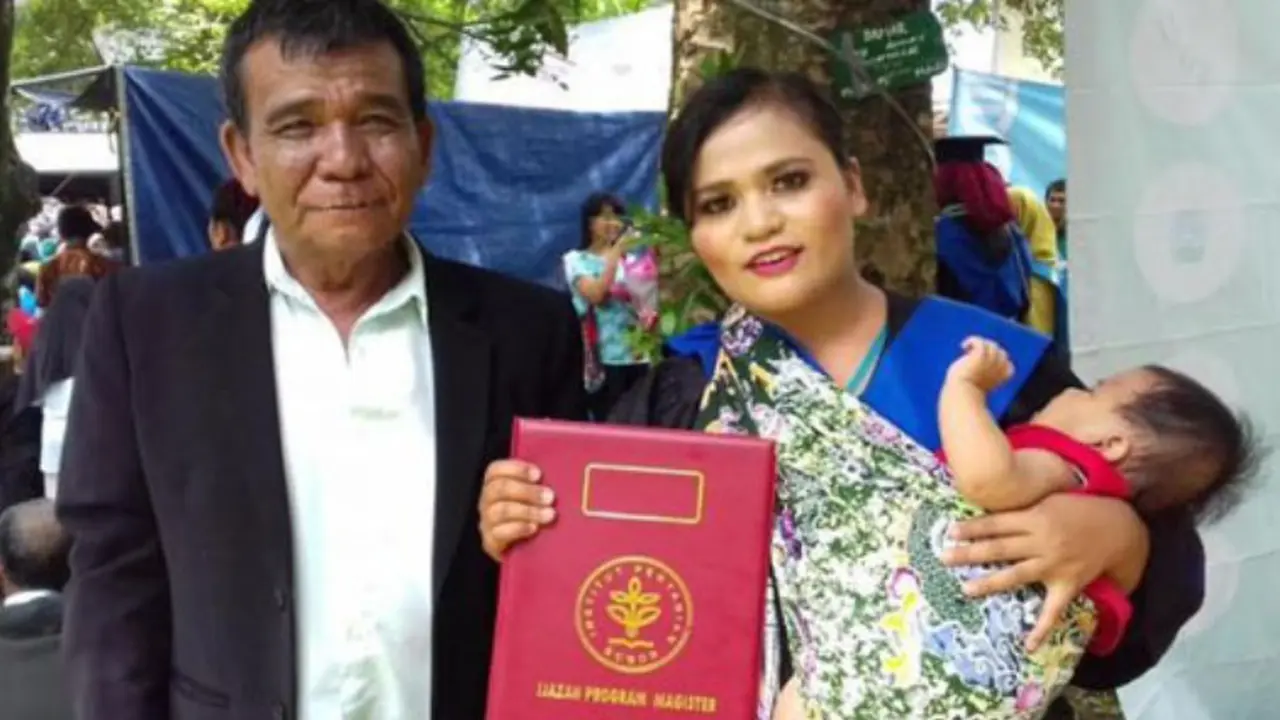 Inspiratif, Mahasiswi Penjual Gorengan Sukses Raih Cum Laude