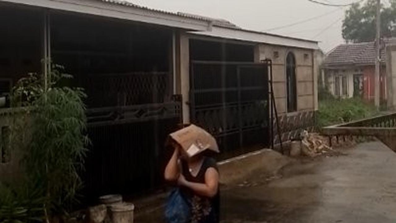 Bahagianya Warga Palembang Diguyur Hujan Usai 4 Bulan Dilanda Kemarau