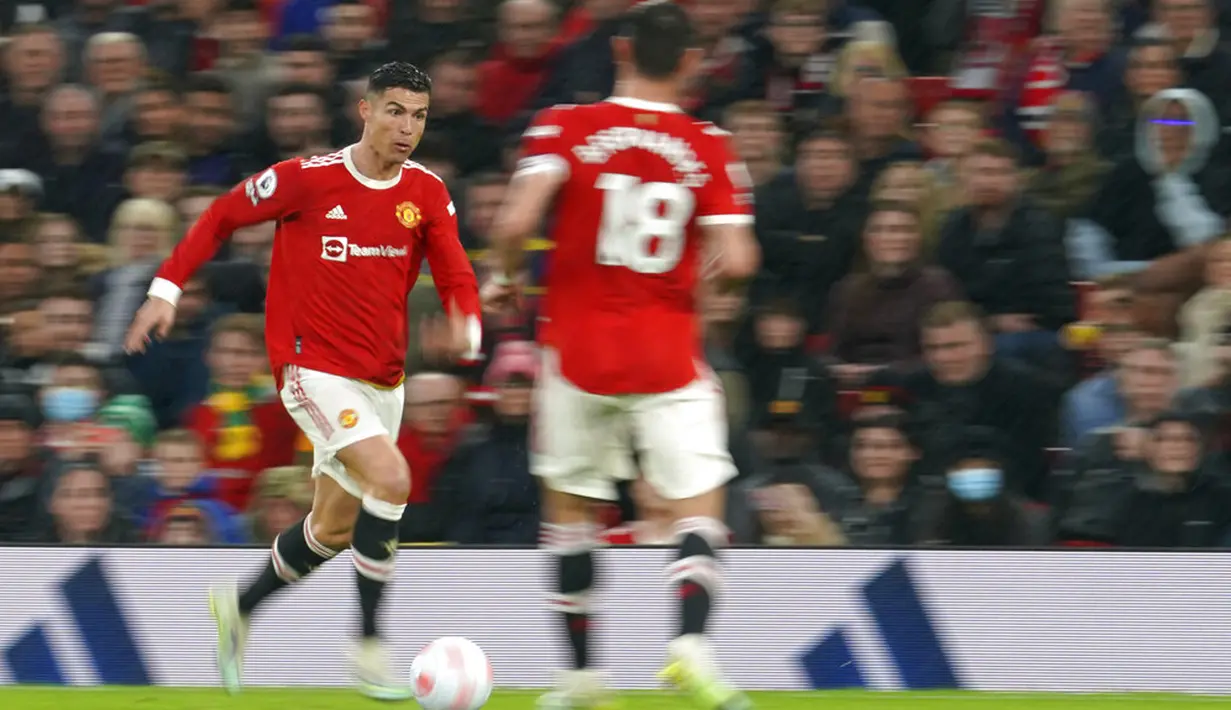 <p>Pemain Manchester United Cristiano Ronaldo (kiri) menggiring bola saat melawan Brentford pada pertandingan sepak bola Liga Inggris di Stadion Old Trafford, Manchester, Inggris, 2 Mei 2022. Manchester United menang 3-0. (AP Photo/Jon Super)</p>