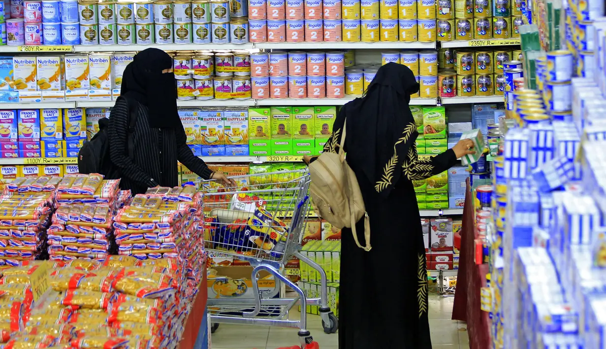 Pengunjung berbelanja bahan makanan dan persediaan saat mereka mempersiapkan diri seminggu menjelang bulan suci puasa Ramadan di supermarket di ibu kota Yaman, Sanaa, Selasa (6/4/2021). (AFP Photo/Mohammed Huwais)
