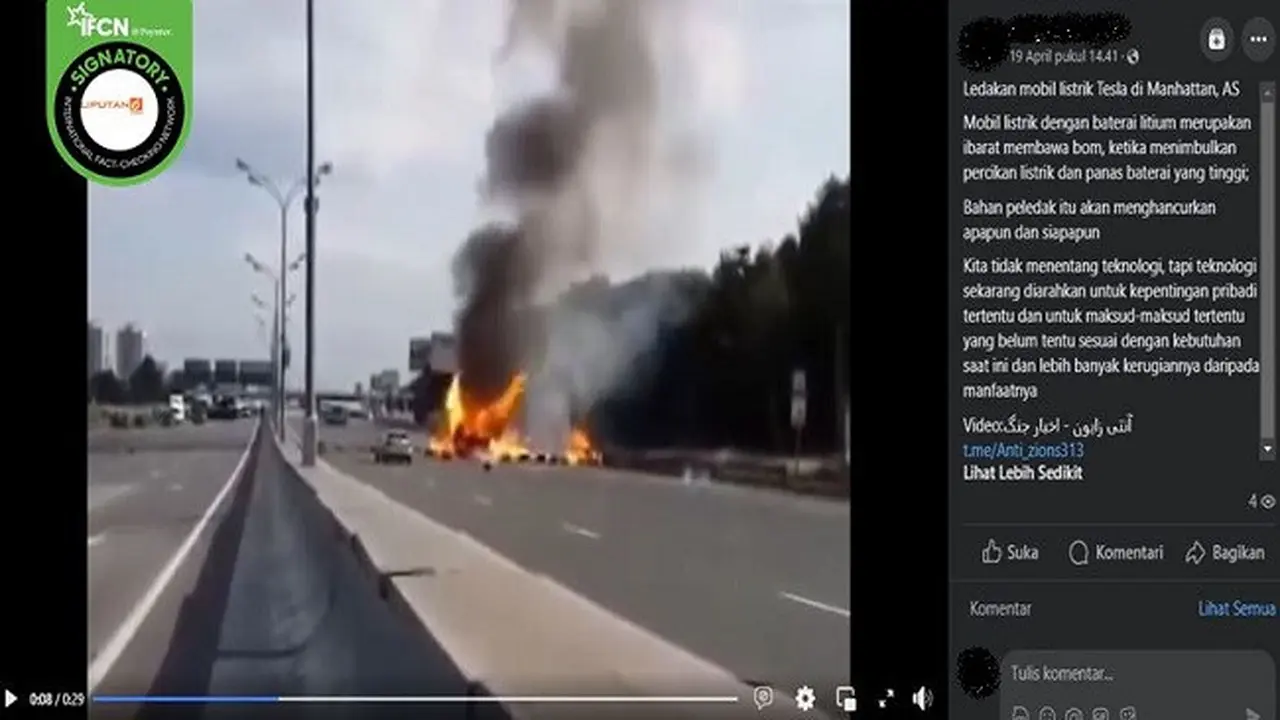 Gambar tangkapan layar video yang diklaim sebuah mobil listrik Tesla meledak di Manhattan, Amerika Serikat. (sumber: Facebook)