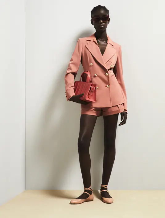 Ada juga Max Mara Teddy Bear Coat yang merayakan ulang tahunnya ke-10, tahun ini. Terinspirasi dari Marilyn Monroe, Teddy Teddino mengenakan jaket jeans dan t-shirt commemorative yang bisa dikoleksi dengan foto-foto William Wegman dari Weimaraners mengenakan mantel kultus. Foto: Document/Max Mara.