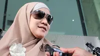 Meidiana Hutomo saat ditanya wartawan usai menjalani pemeriksaan oleh penyidik KPK di Jakarta, Jumat (29/5/2015). Mediana Hutomo diperiksa sebagai saksi terkait kasus dugaan korupsi pengadaan alat kesehatan (alkes) di Kemenkes. (Liputan6.com/Helmi Afandi)