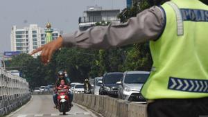 Viral Pemotor Bongkar Pembatas Jalur Transjakarta karena Hindari Razia, Begini Faktanya