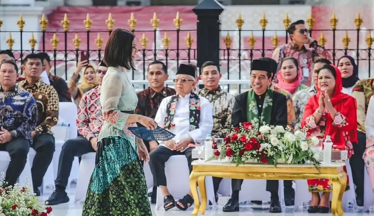 Shareefa Daanish memadu padankan penampilannya dengan kebaya encim menggunakan sneakers. Inspirasi menarik; ia memilih mengenakan kebaya bernuansa mint yang cantik, dipadu rok batik hijau serasi, dan sneakers yang juga berwarna hijau. [Foto: Instagram/shareefadaanish]