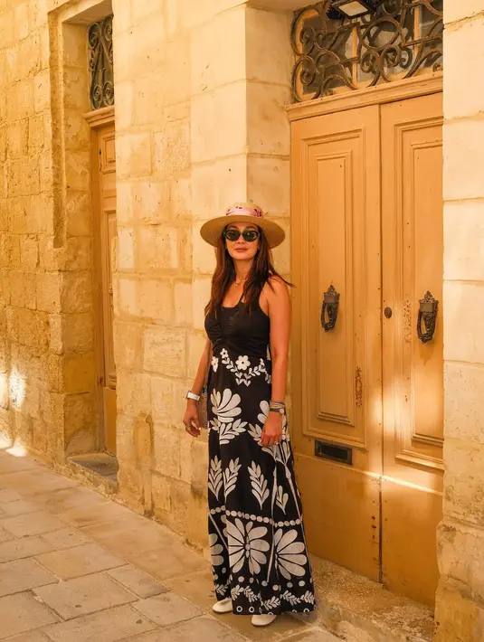 Dress embroidery hitam dari Lemoni seharga Rp5 jutaan juga lengkapi OOTD honeymoon Luna Maya [@lunamaya]