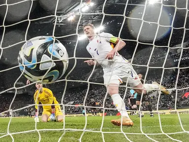 Gelandang Belgia, Kevin De Bruyne mencetak gol ketiga timnya ke gawang kiper Jerman Marc-Andre ter Stegen selama pertandingan persahabatan internasional di Stadion RheinEnergie,  Cologne pada Rabu (29/3/2023) dini hari WIB. (AP Photo/Martin Meissner)
