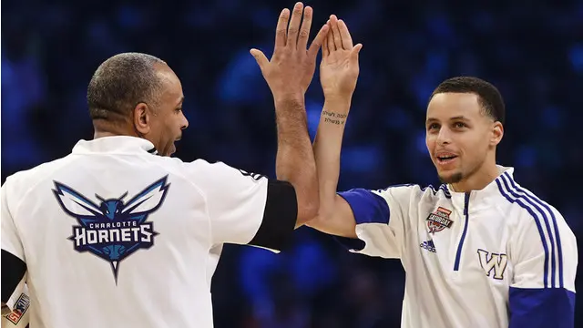 Dua penembak jitu basket NBA Stephen Curry dan Dell Curry memiliki hubungan kekerabatan sebagai ayah dan anak. Keduanya beradu kemampuan di bawah ring basket untuk menguji siapa yang terbaik.