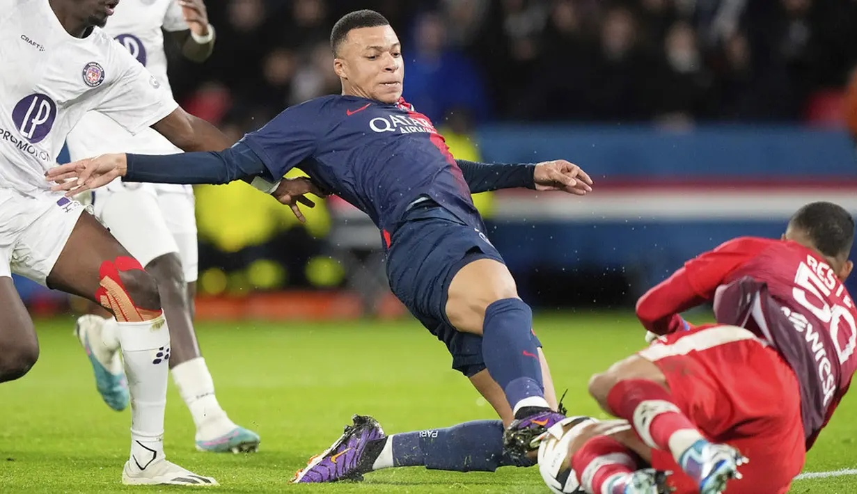 PSG baru mampu menggandakan skor pada menit ke-44 berkat gol sang bintang, Kylian Mbappe.  Menerima umpan Bradley Barcola, Mbappe melakukan defleksi sebelum melepaskan tembakan yang berbuah gol.  (Foto AP/Michel Euler)