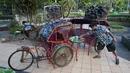 Pengunjung mengamati karya dalam pameran seni rupa kontemporer luar ruang Jakarta Provoke! di Taman Menteng, Jakarta Pusat, Jumat (17/7/2026). Pameran gratis yang berlangsung hingga 26 Juli 2026 ini menghadirkan 25 karya dari 25 seniman dan kolektif tentang dinamika kehidupan Jakarta. (KLY/Budy Santoso)