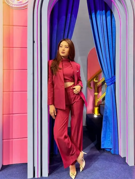 Tampil serba pink, kombinasi turtleneck crop top dengan blazer dan celana kulot bikin penampilan terlihat stunning. (Instagram/natashawilona12).
