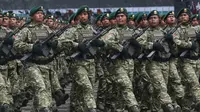 Tema tersbut juga merujuk pada jati diri TNI sebagai tentara rakyat, tentara pejuang, tentara profesional, sekaligus tentara nasional. (merdeka.com/Arie Basuki)