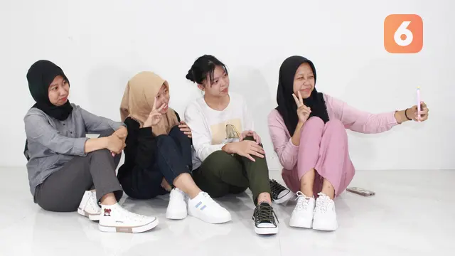 Ilustrasi remaja mengenakan sepatu sneakers.