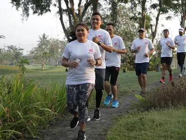 Peserta mengikuti lari pada rangkaian Semen Indonesia Trail Run 2018 di Yogyakarta, Minggu (23/9). Kegiatan yang bertajuk Road to Semen Indonesia Trail Run diikuti 75 pelari dari berbagai komunitas. (Liputan6.com/HO/Eko)