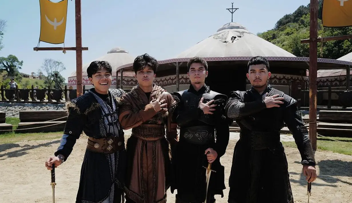 Saat melihat ke dalam Bozdag Film Platolari tersebut, mereka serasa dibawa ke zaman sejarah perjuangan pendiri Kesultanan Utsmaniyah, Sultan Osman Ghazi dan ayahnya Ertuğrul Ghazi. Keempat anak laki-laki Gen Halilintar tampil gagah dengan balutan busana zaman Kekaisaran Ottoman. (Liputan6.com/IG/@genhalilintar)