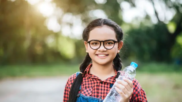 Peran orang tua untuk mengganti wadah plastik dengan bahan lainnya