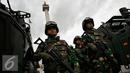 Pasukan bersiap saat Apel Gelar Pasukan Pengamanan KTT OKI ke-5 di Silang Monas, Jakarta Pusat, Selasa (1/3). Dalam Apel Gelar Pasukan Pengamanan KTT OKI ke-5, pengerahan pasukan TNI sebanyak 10.150 ribu personil. (Liputan6.com/Faizal Fanani)