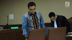 Tersangka dugaan suap terhadap Ketua Pengadilan Tinggi Manado Sudiwardono, Aditya Anugrah Moha saat mengikuti sidang perdana di Pengadilan Tipikor, Jakarta, Rabu (28/2). Sidang mendengar pembacaan dakwaan JPU. (Liputan6.com/Helmi Fithriansyah)