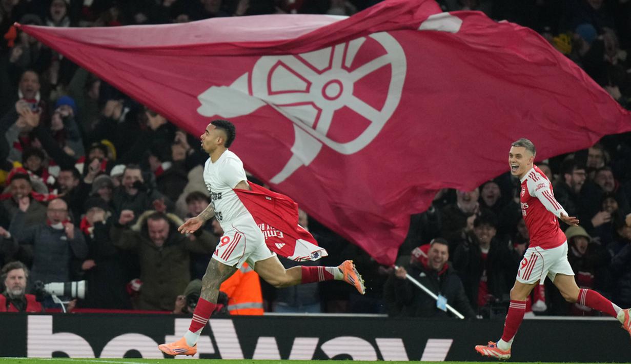 Arsenal menutup tahun 2025 dengan senyuman. The Gunners berhasil mengamankan posisi puncak klasemen Liga Inggris setelah melumat Aston Villa dengan skor telak 4-1. (AP photo/Alastair Grant)