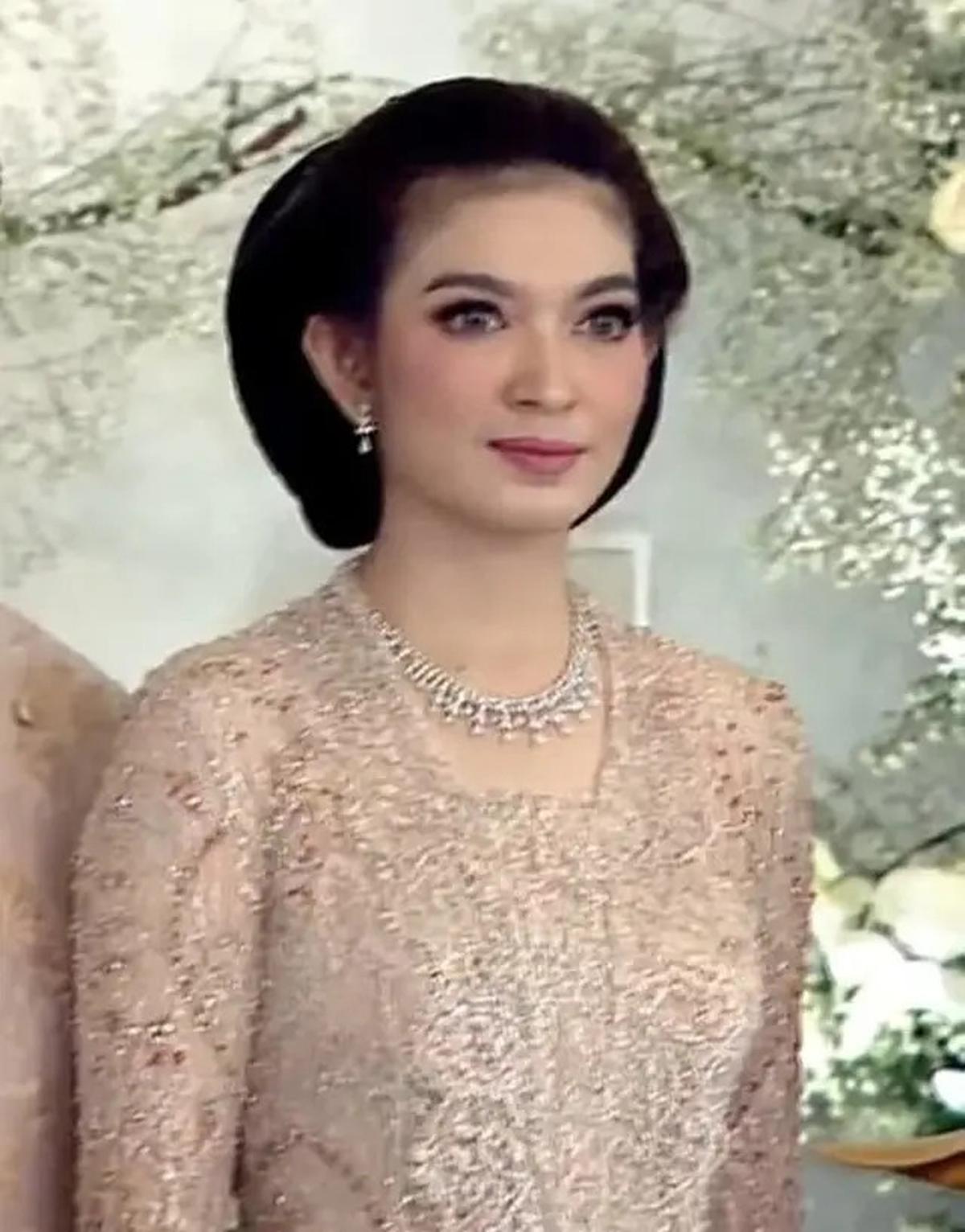 Selvi Ananda terlihat anggun pada momen pernikahan Kaesang Pangarep.