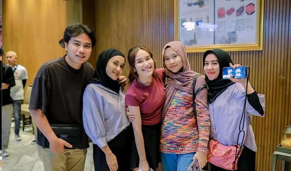 Umi Kalsum banyak mendapat ucapan selamat ulang tahun dari orang-orang terdekat dan para netizen.<br>