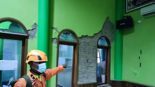 Badan Nasional Penanggulangan Bencana (BNPB) menyebut sejumlah bangunan rusak akibat gempa yang terjadi di Garut, Jawa Barat. (Foto: BNPB).