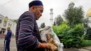 Warga membawa domba untuk disembelih saat perayaan Idul Adha, di Masjid Central di Almaty, Kazakhstan, Senin (12/9). Umat muslim percaya kelak di akhirat mereka akan menunggangi hewan kurbannya saat menyeberangi shirot. (REUTERS / Shamil Zhumatov)
