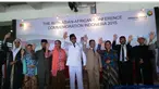 Sambut kedatangan delegasi dari berbagai negara peserta Konferensi Asia Afrika (KAA), sejumlah orang yang tergabung dalam Komunitas Historia Indonesia berperan sebagai tokoh-tokoh penggagas KAA 1955. Mereka berjalan-jalan di Terminal 2 Bandara Intern...