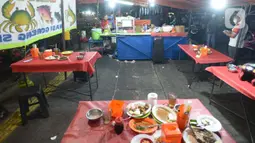 Suasana tempat makan saat penertiban penerapan PSBB di wilayah Kecamatan Pulogadung, Jakarta, Jumat (18/9/2020). Malam, Razia dilakukan memastikan ketidakadaannya konsumen didalam tapi yang diperbolehkan hanya "Take away"  pesananya tidak makan dan minum ditempat. (merdeka.com/Imam Buhori)