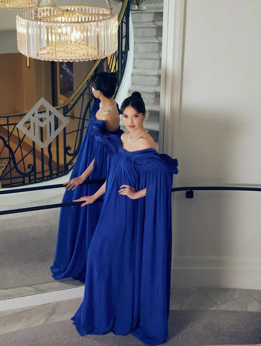 Warna biru sepertinya menjadi tema penampilan Raline Shah di Festival Film Cannes 2023. [Foto: IG/ralineshah].
