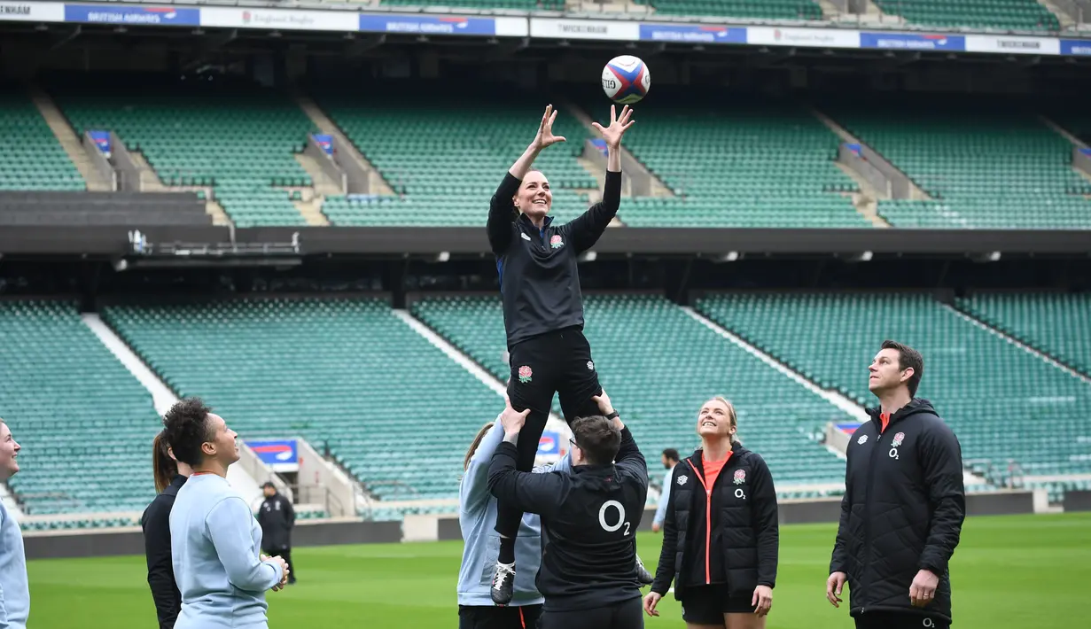 Kate Middleton, Duchess of Cambridge, diangkat dalam barisan saat ia bermain rugby sebagai bagian dari peran barunya sebagai Pelindung Persatuan Sepak Bola Rugbi di Stadion Twickenham, di London (2/2/2022). (Jeremy Selwyn/Pool Photo via AP)