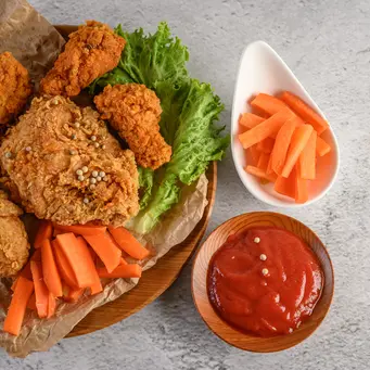 Teknik penyimpanan dan pemanasan ulang sangat penting untuk menjaga kerenyahan ayam goreng dalam jangka waktu lama. (Foto/dok: Freepik/jcomp)