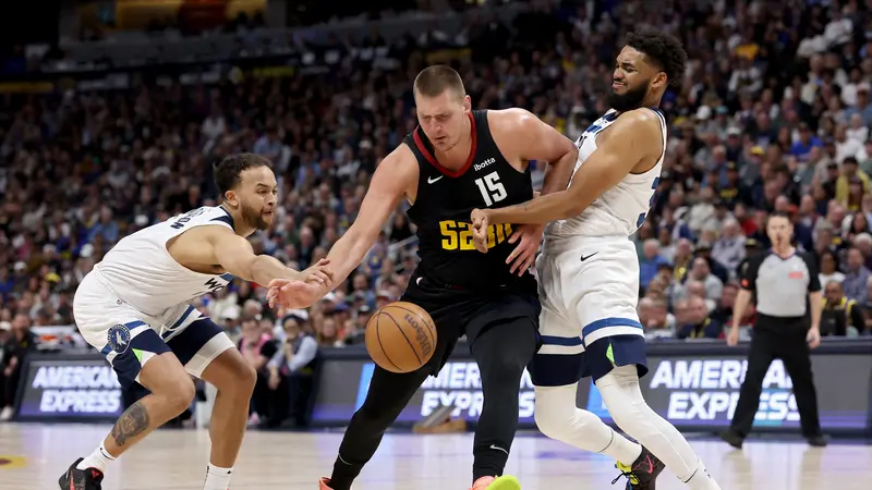 Pemain Nuggets Nikola Jokic tak berdaya menghadapi penjagaan ekstra ketat dari pemain Timberwolves di play-off NBA