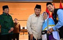 VIDEO: Momen Presiden Prabowo Berlutut Cium Tangan Jemaah Haji Lansia