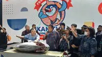 Raja Tuna Jepang Kiyoshi Kimura  saat melakukan pemotongan ikan di Festival Tuna, Bone Bolango (Arfandi/Liputan6.com)