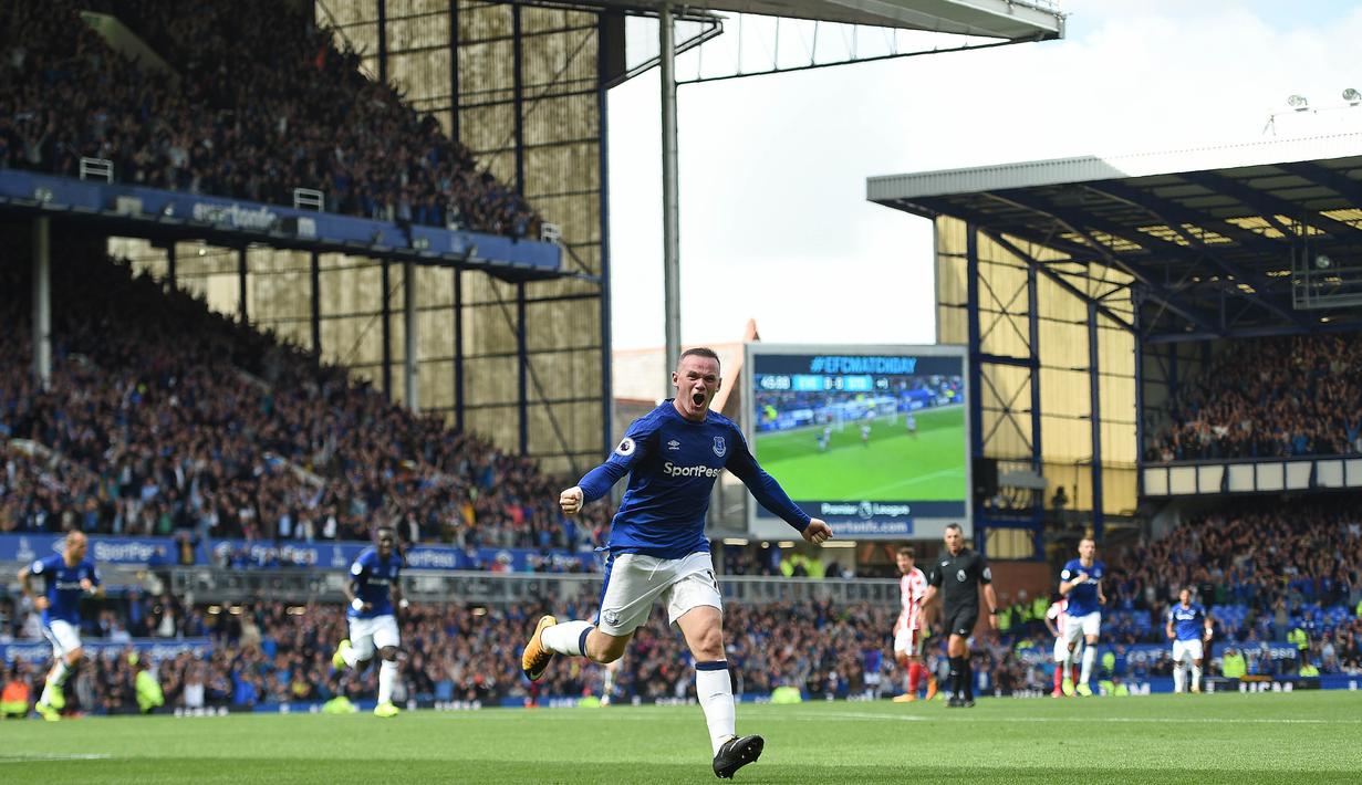 Wayne Rooney (kanan) melakukan selebrasi usai membobol gawang Sotoke City pada laga perdana Premier League 2017-2018 di Goodison Park, Liverpool (12/8/2017). Everton menang 1-0. (AFP/Oli Scarff)