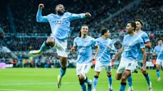 Pemain Manchester City, Antoine Semenyo, melakukan selebrasi setelah mencetak gol ke gawang Newcastle United pada laga leg pertama semifinal Carabao Cup di Stadion St James Park pada Rabu (14/1/2026) dini hari. (AP Photo/Dave Thompson)