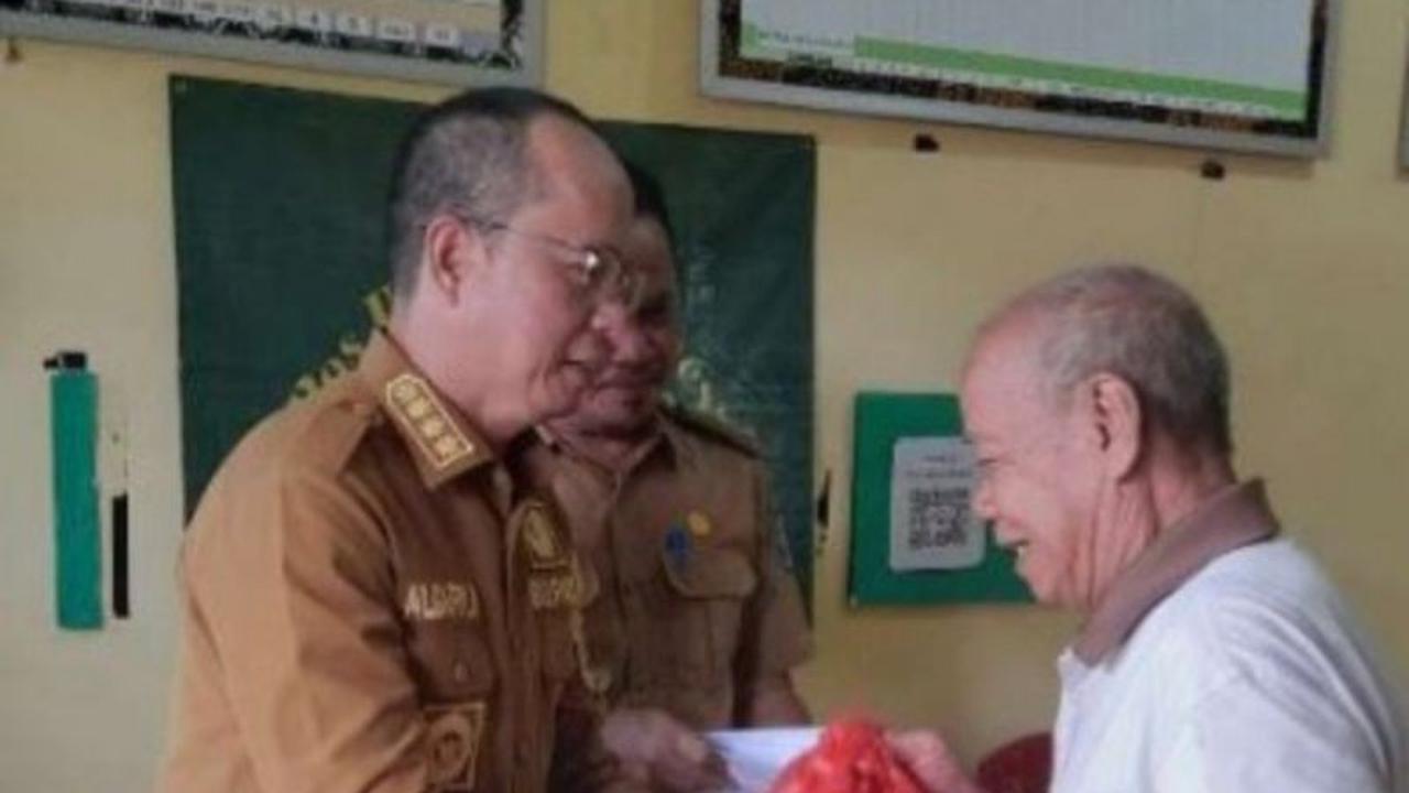 Tahukah Anda? Bupati Bangka Tengah Salurkan BLT dan Sembako, 30 KPM Desa Trubus Tersenyum Lega!