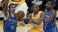 Guard Los Angeles Lakers, Kobe Bryant (tengah) beraksi saat membela timnya bersua Oklahoma City Thunder, di Staples Center, Sabtu (9/1/2016) siang WIB. Bryant memuji penampilan rekan barunya, Louis Williams. Lakers kalah 113-117.(EPA/Paul Buck)