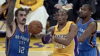 Guard Los Angeles Lakers, Kobe Bryant (tengah) beraksi saat membela timnya bersua Oklahoma City Thunder, di Staples Center, Sabtu (9/1/2016) siang WIB. Bryant memuji penampilan rekan barunya, Louis Williams. Lakers kalah 113-117.(EPA/Paul Buck)