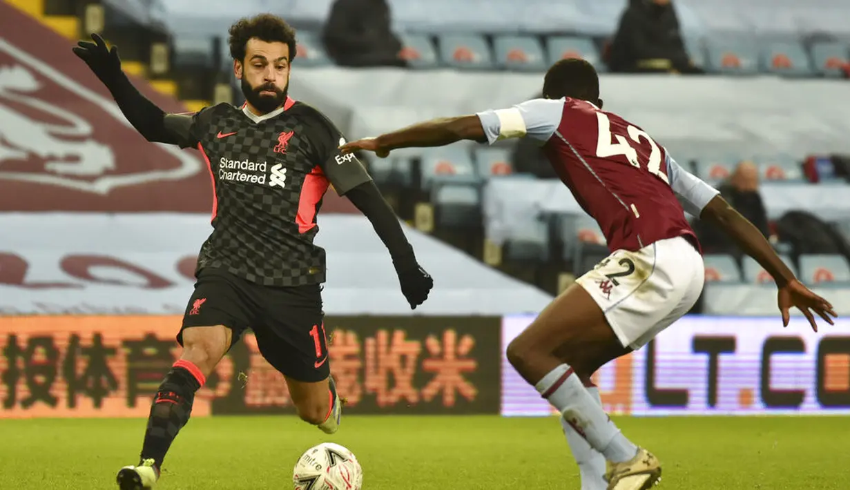Pemain Liverpool Mohamed Salah (kiri) berebut bola dengan pemain Aston Villa Dominic Revan pada pertandingan putaran ketiga Piala FA di Stadion Villa Park, Birmingham, Inggris, Jumat (8/1/2021). Liverpool menang 4-1 dengan Sadio Mane mencetak dua gol. (AP Photo/Rui Vieira)