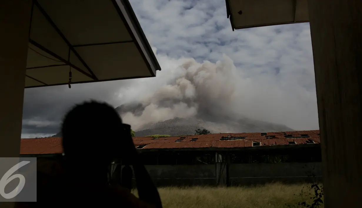 Gunung Sinabung di Kabupaten Karo, Provinsi Sumatera Utara, pada Idul Fitri 1436 Hijriah masih terus menyemburkan debu vulkanik dan luncuran awan panas yang sangat berbahayakan bagi warga di daerah itu. (Liputan6.com/Johan Tallo)
