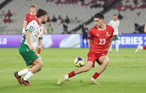 Bulgaria memilih bertahan rapat dan memaksa Timnas Indonesia bermain melebar. Tampak dalam foto, pemain Timnas Indonesia, Justin Hubner (kanan) berusaha menahan pergerakan Christian Stoyanov (Bulgaria), pada laga final FIFA Series 2026 di Stadion Utama Gelora Bung Karno (SUGBK), Jakarta, Senin (30/3/2026) malam WIB. (Bola.com/Abdul Aziz)