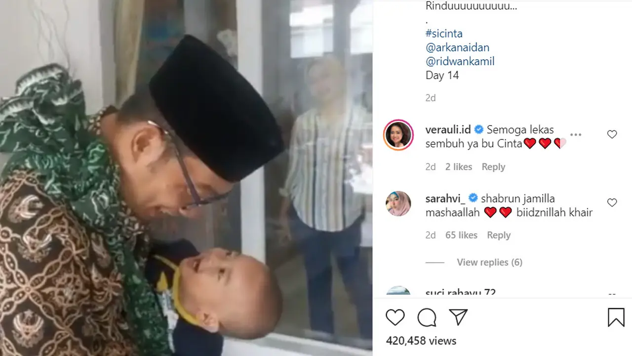 Ridwan Kamil menghibur istrinya