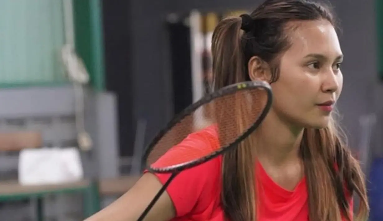 Penampilan ibu satu anak ini mendapat banyak pujian. Kecantikan natural yang dimiliki Indah Permatasari membuat netizen terpana. Ia juga tampak begitu semangat saat berlatih badminton bersama teman-temannya. (Liputan6.com/IG/@indahpermatas)
