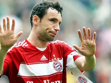 Reaksi gelandang Bayern Muenchen asal Belanda, Mark van Bommel di laga Bundesliga melawan VfL Wolfsburg di Wolfsburg, 4 April 4 2009. AFP PHOTO DDP / RONNY HARTMANN