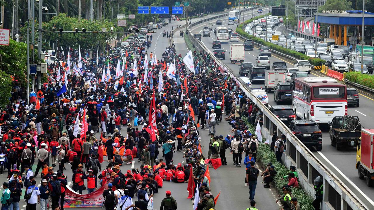 FOTO: Ribuan Buruh Geruduk DPR, Usung Enam Tuntutan Utama