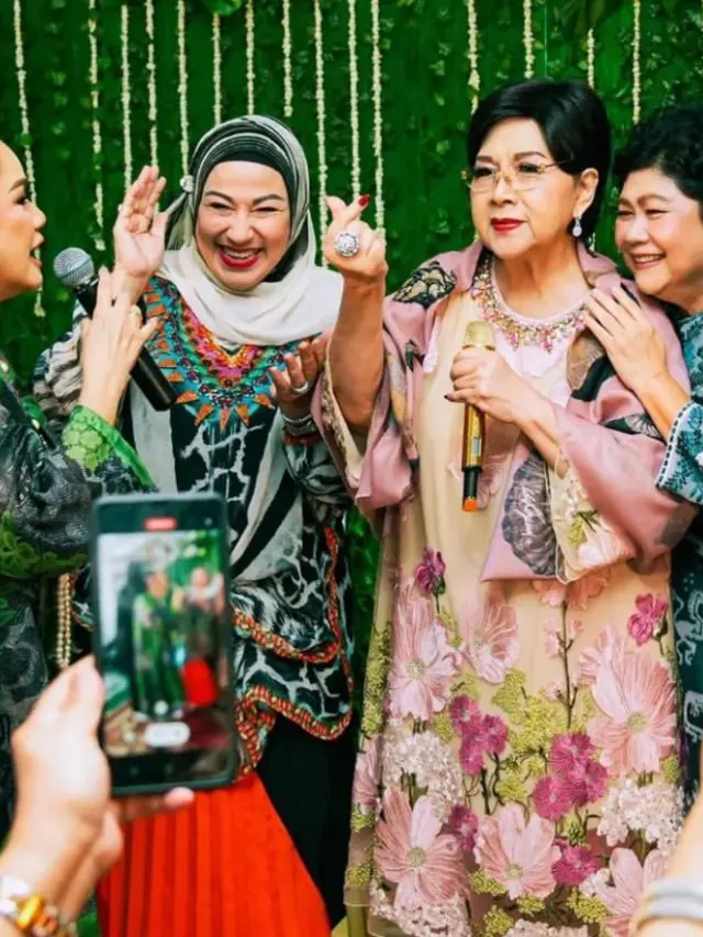 Gaya Elegan Titiek Puspa dengan Kebaya hingga Batik yang Kini Tinggal Kenangan