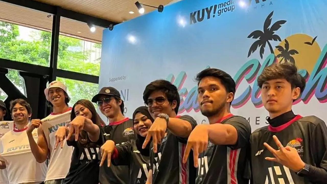 Ini momen keduanya terlihat bersama. Namun saat itu belum terhembus kedekatan kedekatan keduanya. Tampak Thariq dan Aaliyah gabung bermain Volly dengan tim Atta Haliintar