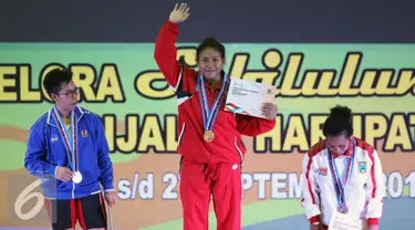 Lifter Bali, Sinta Luh Darmariani (tengah) diapit Dwi M Lestari (Jabar) dan Naomi L Rumbewas (Papua Barat) di podium kemenangan angkat besi putri kelas 63kg di Gymnasium Si Jalak Harupat, Kab Bandung, Rabu (21/9). (Liputan6.com/Helmi Fithriansyah)